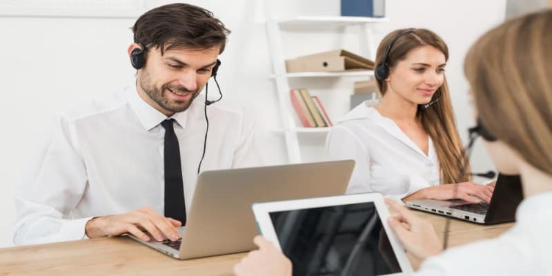 Nhân viên luôn túc trực các kênh liên lạc 24/7 để hỗ trợ người chơi